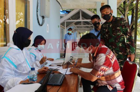 Komandan Lanud Silas Papare Marsekal Pertama TNI Budhi Achmadi meninjau dan mendampingi pelaksanaan Serbuan Vaksinasi TNI bagi Prajurit, Tokoh Masyarakat dan Tokoh Agama di wilayah Jayapura, Papua, Selasa (18/03).